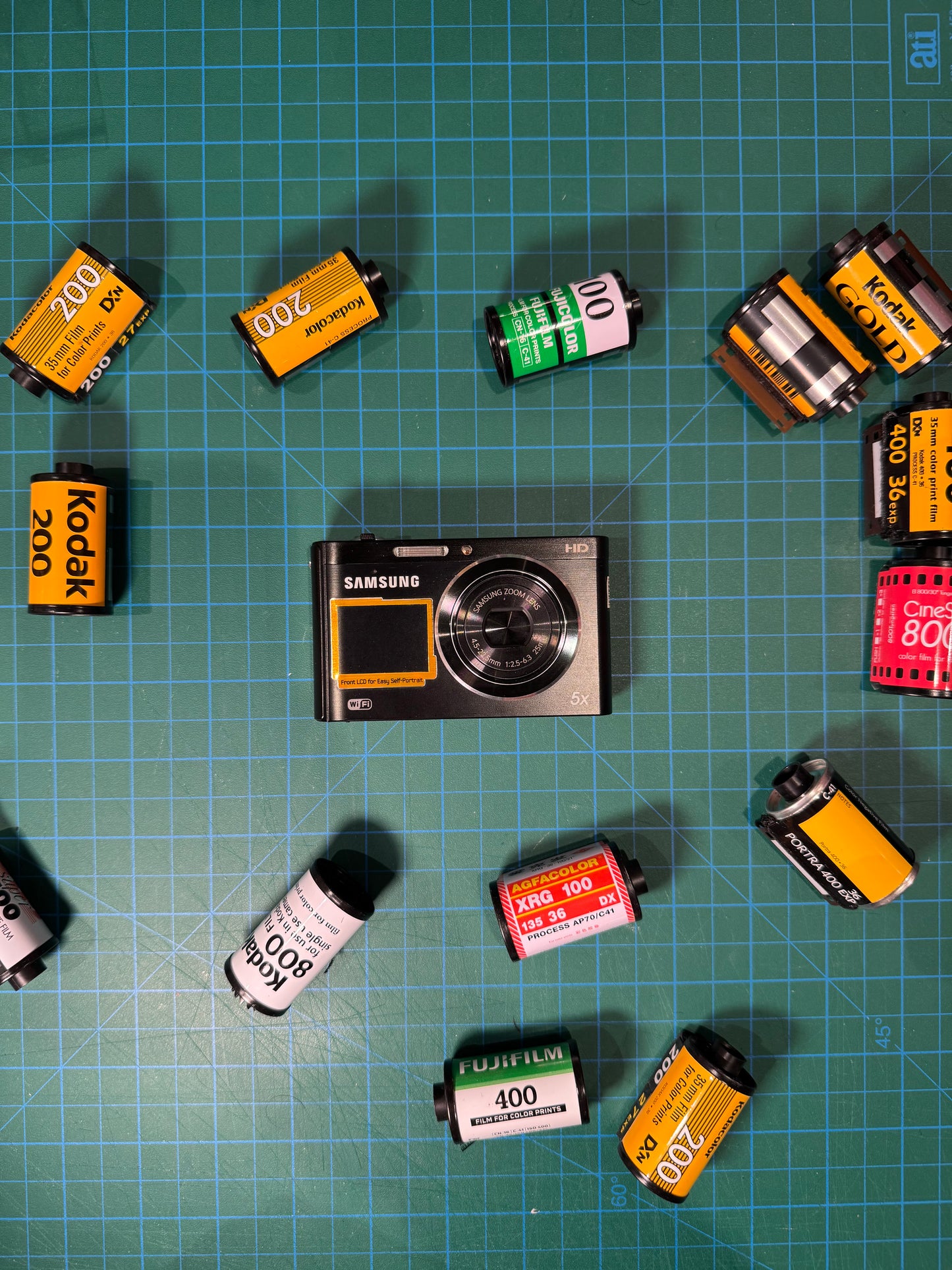 Samsung DV300F (DualView)