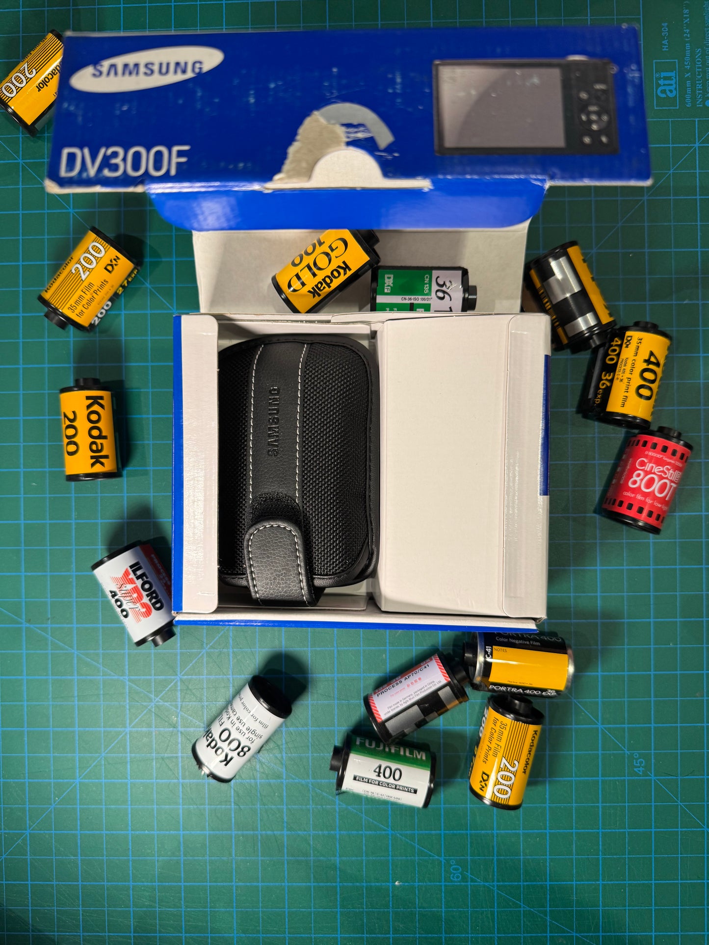 Samsung DV300F (DualView)