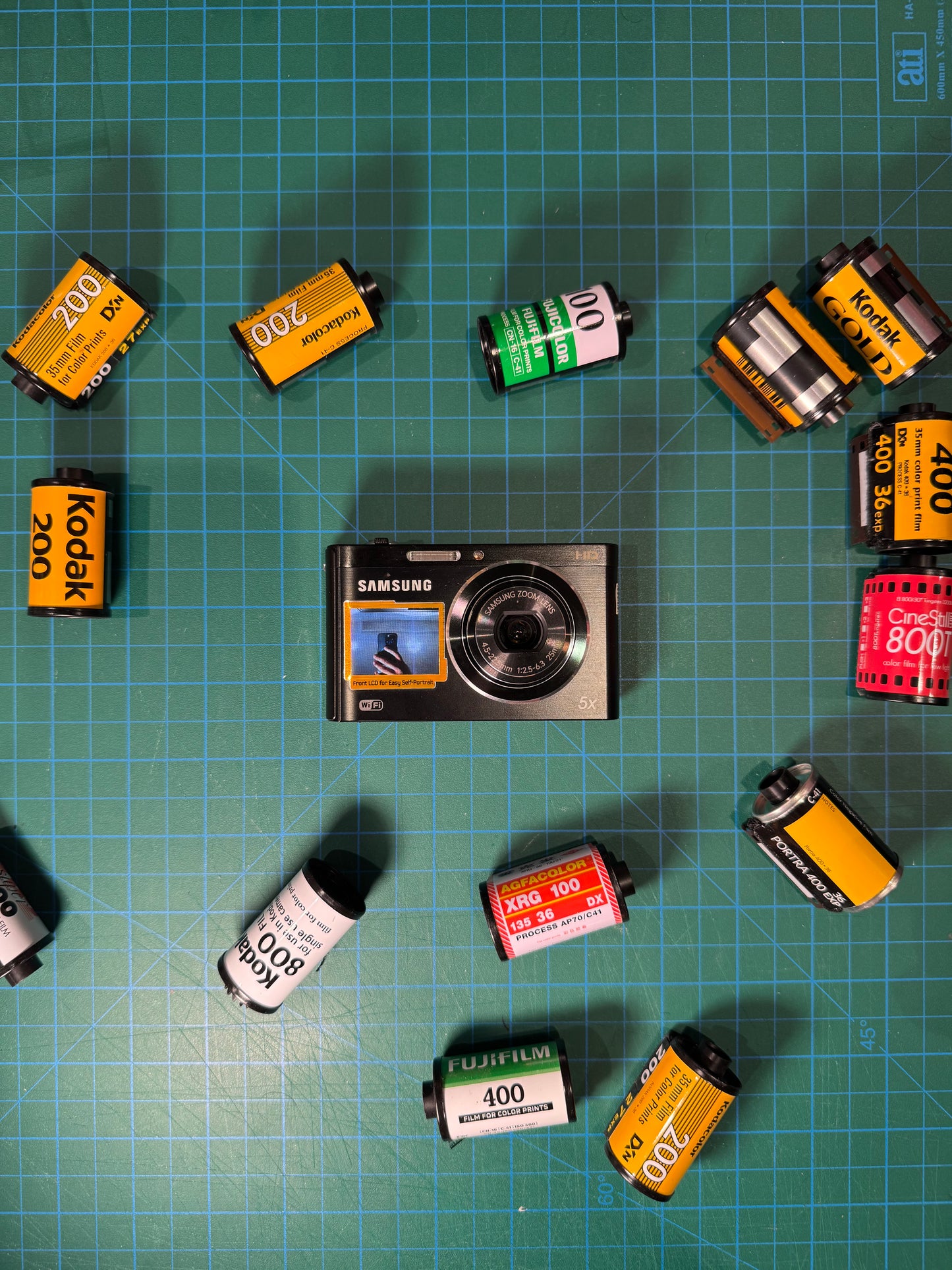 Samsung DV300F (DualView)